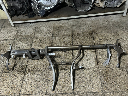 2014-2017 SKODA OCTAVİA GÖGÜS DEMİRİ ORJ ÇIKMA