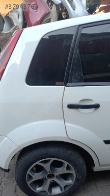 ford fiesta sağ arka kelebek camı