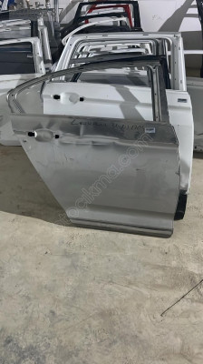 VOLKSWAGEN passat 15 20 sağ arka kapı ufak hasarlı