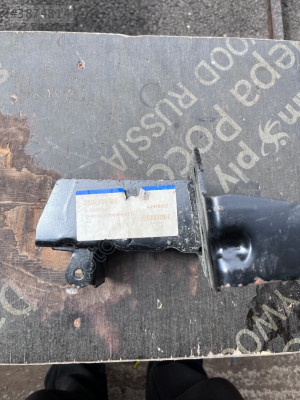 AUDİ Q7 TAMPON DEMİR AYAĞI SAĞ