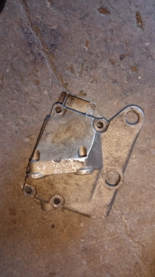 Renault Twingo 1.2 8v motor üst ön kapak braketi