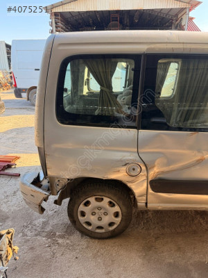 PEUGEOT PARTNER SAĞ ARKA ÇAMURLUK ÇIKMA ORJİNAL