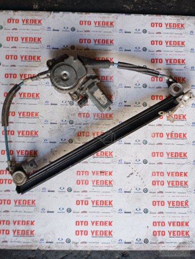 Alfa Romeo 147 sağ ön cam krikosu
