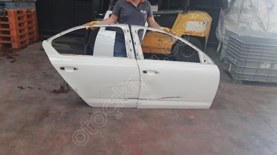 sokda  octavia sağ ön arka  kapı  sefalılar oto cıkma