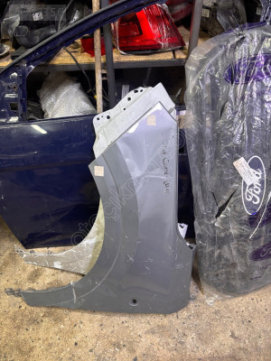 Courier sol ön çamurluk