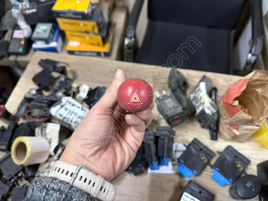 RENAULT TWİNGO DÖRTLÜ FLAŞÖR DÜĞMESİ ORJİNAL ÇIKMA TEMİZ