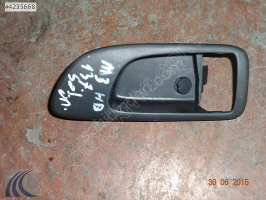 MAZDA 3 HB 2004 ÇIKMA SOL ÖN İÇ AÇMA KOLU PLASTİK ÇERÇEVESİ