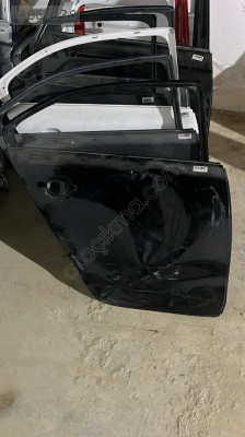 VOLKSWAGEN jetta 11 18 sağ arka kapı ufak hasarlı