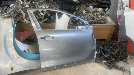 Peugeot 208 sağ ön kapı orijinal