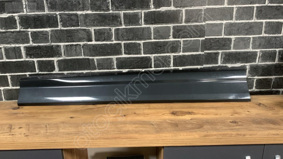 81A853960 orjinal hatasız audi Q2 sağ ön kapı bandı