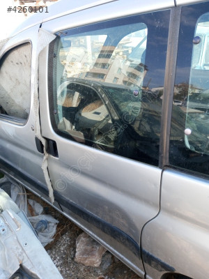 Peugeot partner sol arka sürgülü kapı