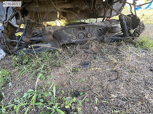 MERCEDES W124 ORJ. ARKA TAŞIYICI TRAVERS ÇIKMA KUSURSUZ