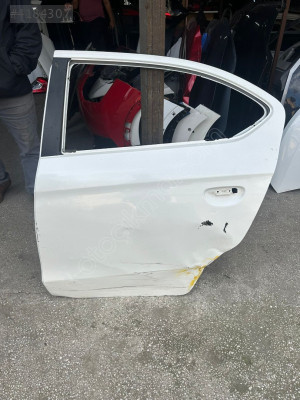 mitsubishi attrage sol arka kapı