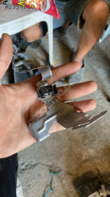 03L131529F vw passat b7 motor bağlantı demiri