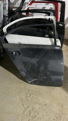 VOLKSWAGEN jetta 11 18 sağ arka kapı ufak hasarlı