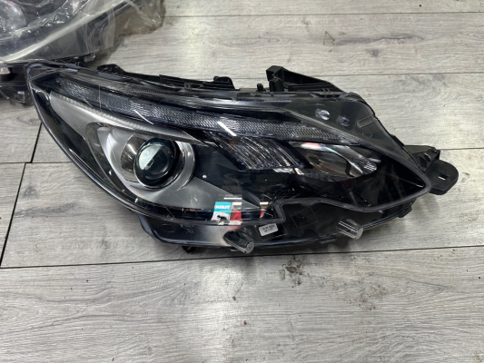Peugeot 2008 ön sağ far siyah
