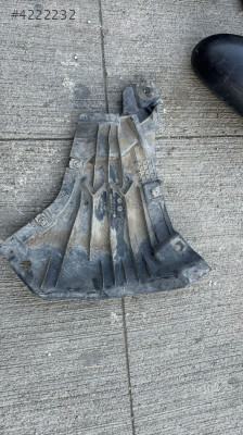 MERCEDES E SERİSİ W213 SAĞ ÖN YARASA BAKALİTİ A2135205800