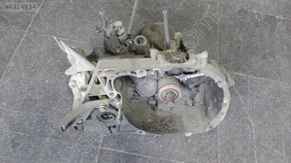 Renault Megane2  1.5 dci arkadan marşlı üstten levyeli şanzıman