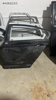 VOLKSWAGEN passat 15 22 sol arka kapı ufak hasarlı