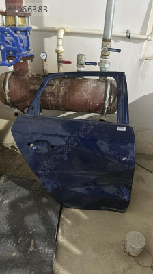 Audi A1 11-18 sağ arka kapı ufak hasarlı