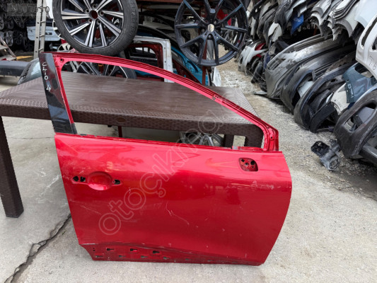 Renault Clio 4 sağ ön arka kapı (az hasarlı)