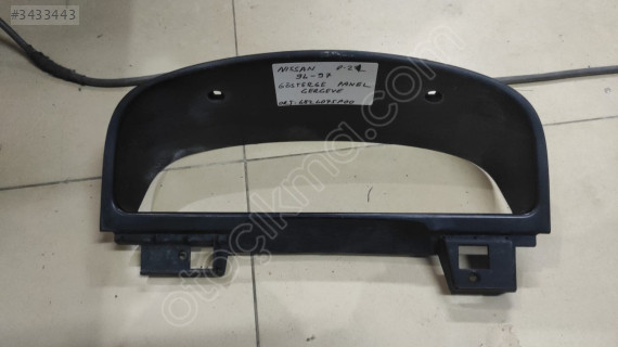 D21 94-97 GOSTERGE PANEL ÇERÇEVESİ ORJ 6824075P00