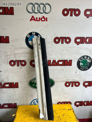 PORSCHE CAYENNE SAĞ ÖN KAPI BANDI 7P5837788Q