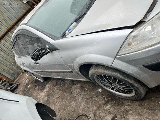 RENAULT MEGANE 2 SAĞ ÖN KAPI
