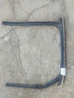 AUDİ A3 KAPI CAM ÇERÇEVE FİTİLİ KROMLU ARKA SOL 8V5839431
