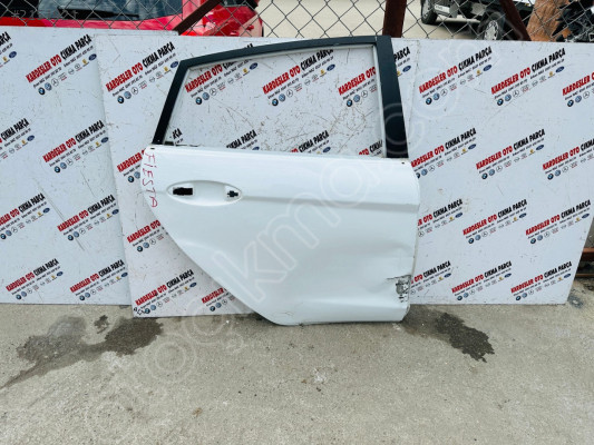 Ford Fiesta sağ arka kapı (az Hasarlı)