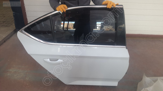 Skoda süper b3 sag arka kapı dolu beyaz