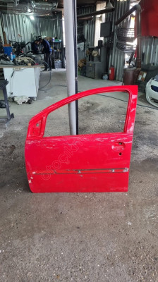 Peugoet 107  model 2003  sol on kapi