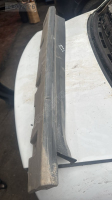 Ford courier çıkma orjinal marşpiyel plastiği