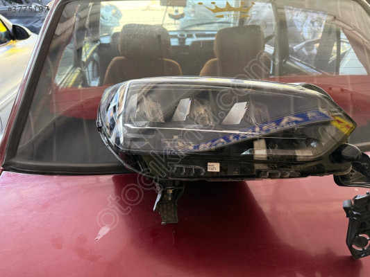 Peugeot 208 sağ ön far