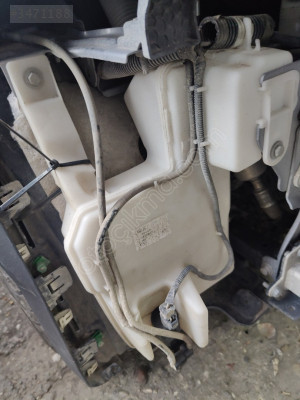 Peugeot 2008 SUV silecek su deposu