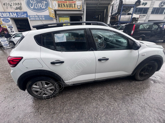 Dacia Sandero Stepway 3 Çıkma Sağ Ön Kapı Beyaz Renk