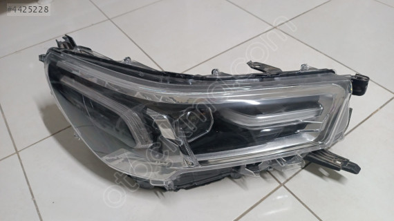 Toyota Hilux sağ far