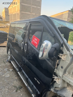 Trafic 2 sağ ön kapı siyah renk