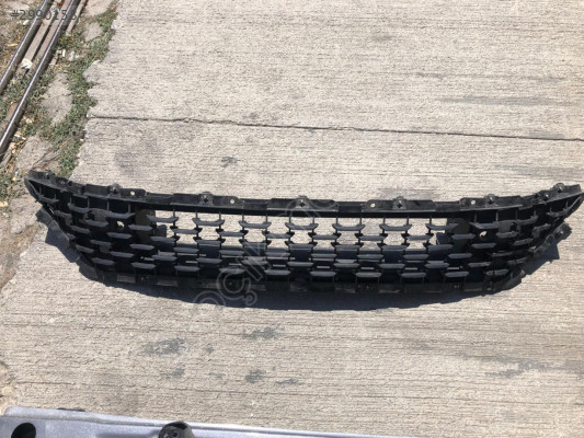 MASERATİ LEVANTE ÖN TAMPON ORTA IZGARA 670217531