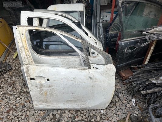 Peugeot 208 sağ ön kapı çıkma