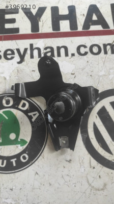 1K0861371B Golf 6 Orta konsol bağlantı braketi .