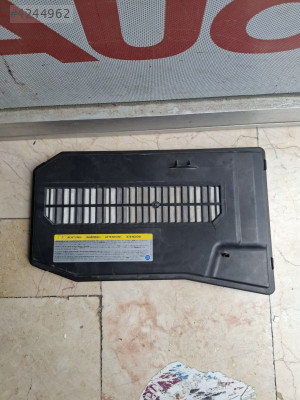 VOLKSWAGEN TOUAREG AKÜ KAPAĞI