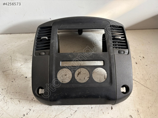 NİSSAN NAVAR D40 TEYP ÇERÇEVESİ VE NOZULLER