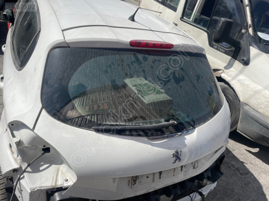 Peugeot 208 bagaj kapağı beyaz