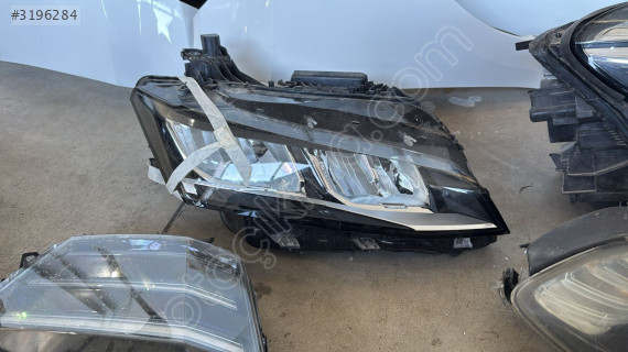 Peugeot 408 sağ far