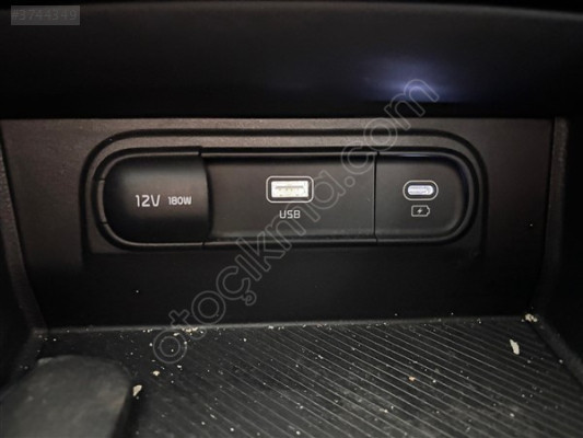 2023 Kia Sportage Çakmaklık-USB Girişi