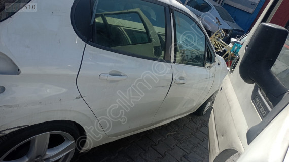 peugeot 208 sağ arka kapı dolu