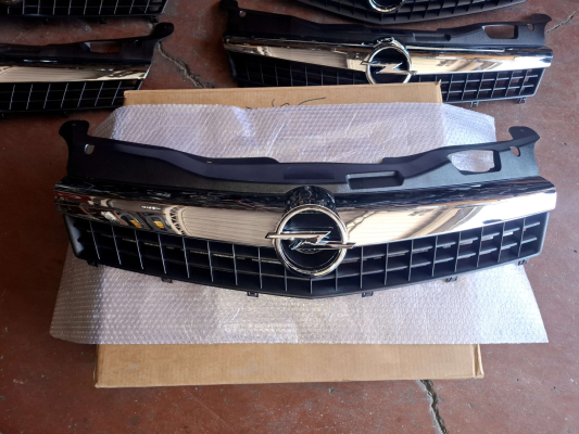 ÖZMEN OPEL ASTRA H GTC ÖN PANJUR AMBLEMİ KOMPLE