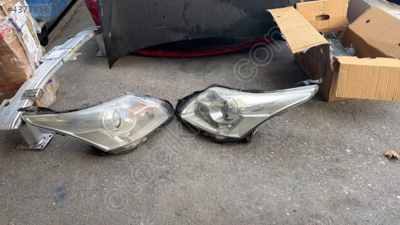 Toyota Avensis sağ ön far