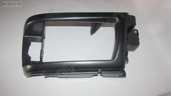 U010-50-750T B2500 1997-2000 FAR ÇERÇEVESİ SİYAH SOL
